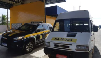 Motorista é flagrado transportando 11 crianças em veículo irregular em Valença do Piauí.