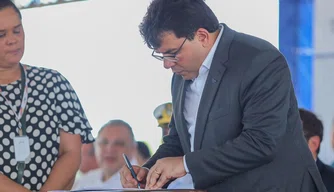 Rafael Fonteles assina ordem de serviço para Terminal Pesqueiro de Luís Correia.