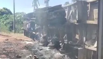 Incêndio em caminhão causa tombamento na BR 135 em Monte Alegre do Piauí.