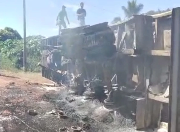 Incêndio em caminhão causa tombamento na BR 135 em Monte Alegre do Piauí.