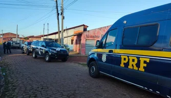 PRF e Polícia Civil apreendem armas de fogo e drogas em Barras