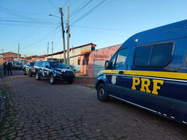 PRF e Polícia Civil apreendem armas de fogo e drogas em Barras