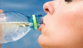 Beber água é importante para a saúde vocal