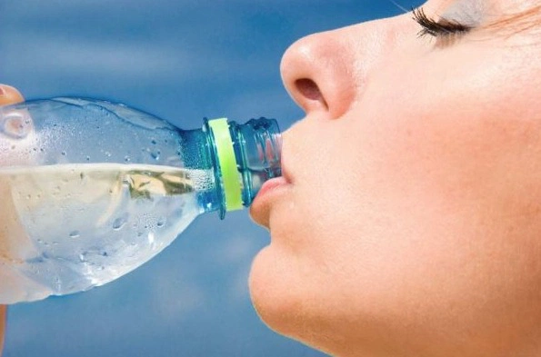 Beber água é importante para a saúde vocal