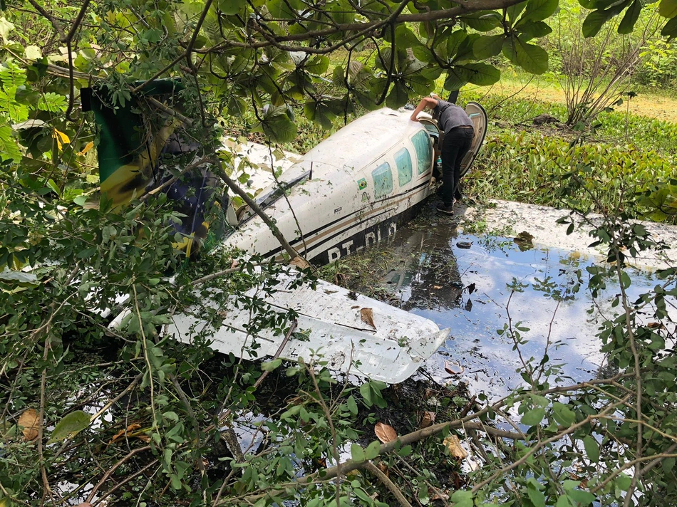 Avião Monomotor cai em lagoa na zona Norte de Teresina.