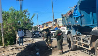 Prefeitura de Teresina promove ação de limpeza na zona Sudeste.