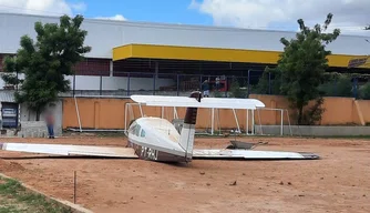 Avião de pequeno porte cai em campo de futebol em Teresina
