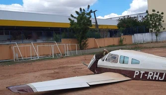 Avião monomotor cai em campo de Futebol em Teresina.