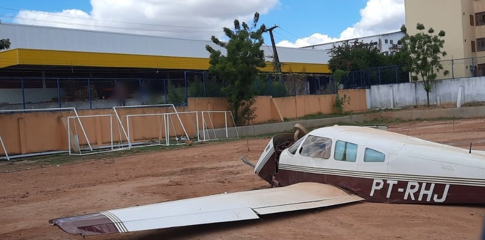 Avião monomotor cai em campo de Futebol em Teresina.