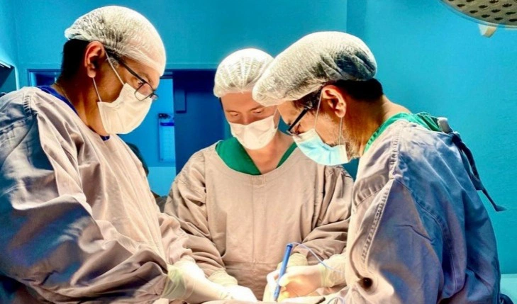 Médicos em cirurgia no HEDA.