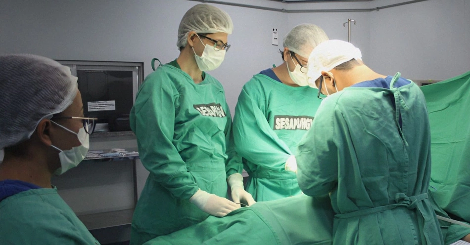 Médicos realizando cirurgia no HGV