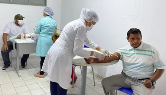 Venezuelanos realizam coleta de sangue
