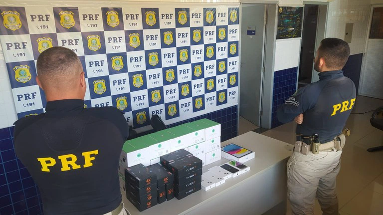 PRF apreende carga ilegal de produtos eletrônicos avaliada em R$ 32 mil reais.