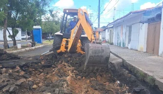 Prefeitura executa obra de drenagem e recuperação no bairro Aeroporto.