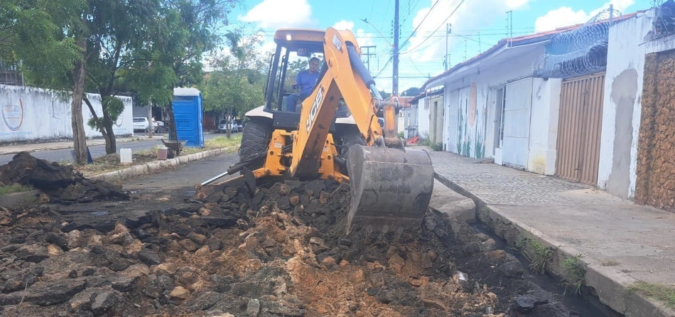 Prefeitura executa obra de drenagem e recuperação no bairro Aeroporto.
