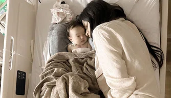 Thaila Ayala e sua filha de dois meses, Tereza.