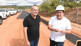 Rafael Fonteles visita Alagoinha do Piauí e acompanha obras da PI-455