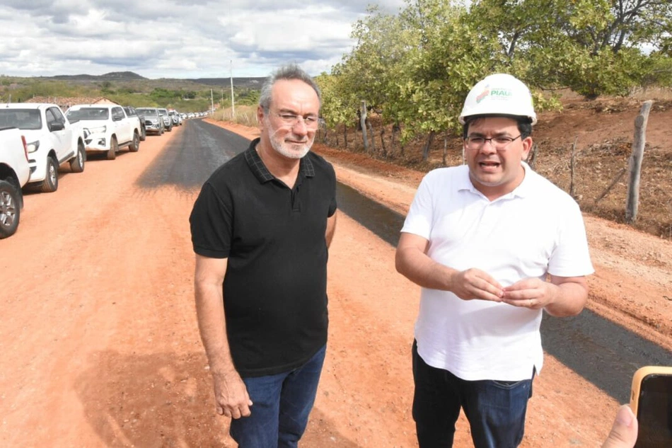 Rafael Fonteles visita Alagoinha do Piauí e acompanha obras da PI-455