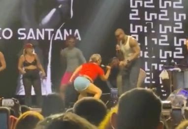 Fã faz gestos obscenos para Léo Santana durante show