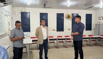 Secretário Nouga Cardoso em visita à Escola Municipal