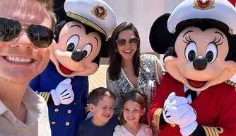 Michel Teló viaja com a família em cruzeiro da Disney.