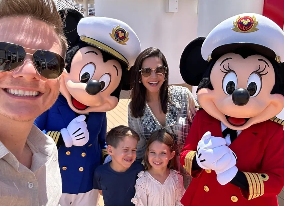 Michel Teló viaja com a família em cruzeiro da Disney.