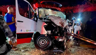 Acidente entre ambulância e carro deixa 4 feridos em Simplício Mendes