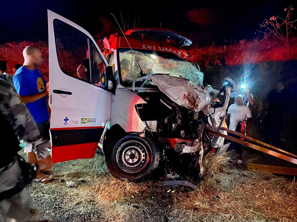 Acidente entre ambulância e carro deixa 4 feridos em Simplício Mendes