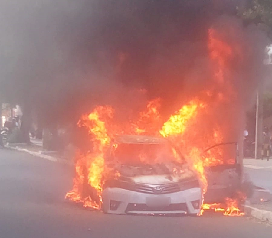 Carro pega fogo no bairro Dirceu em Teresina.