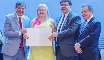 Governo entrega registros de imóveis para famílias no Piauí