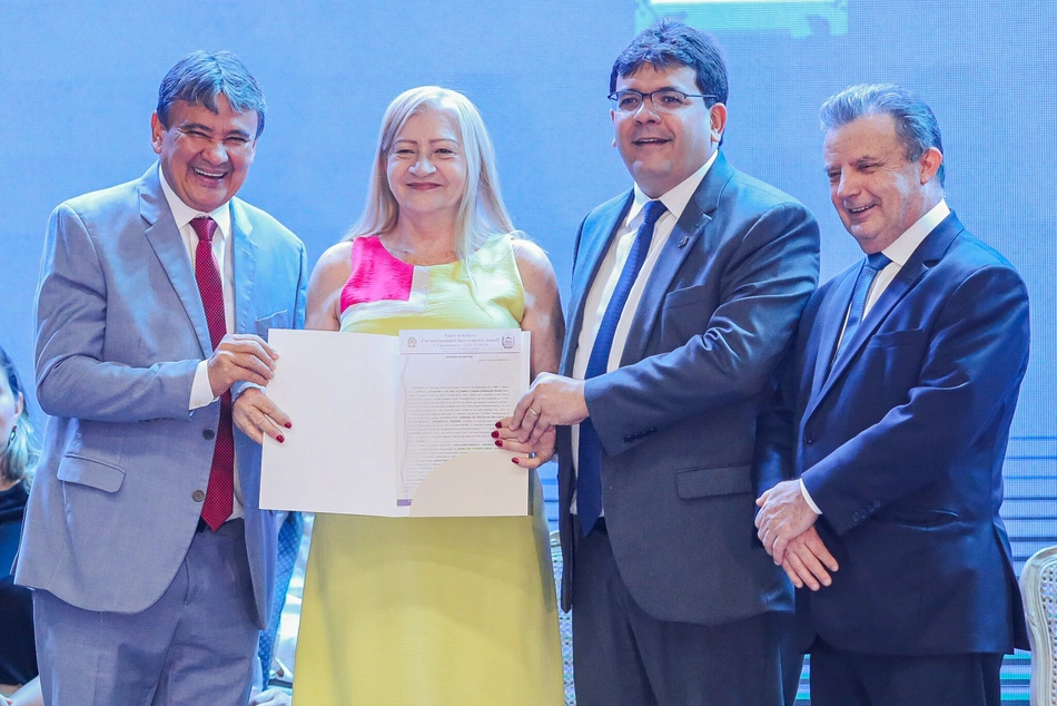 Governo entrega registros de imóveis para famílias no Piauí