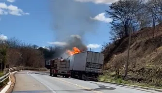 Caminhão pega fogo na BR 316 em Picos.