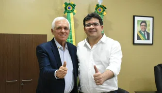 Governador Rafael Fonteles transmite cargo a Themístocles Filho.