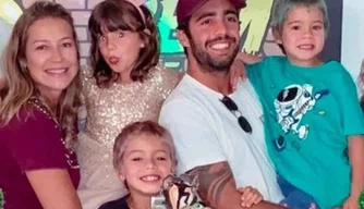 Luana Piovani e Pedro Scooby com os três filhos, Dom, Bem e Liz