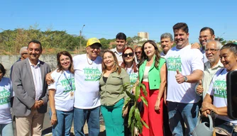 Dr. Pessoa planta o novo canteiro central na zona Sul de Teresina