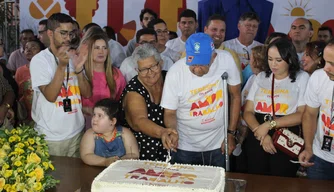 Dr. Pessoa realiza o tradicional corte do bolo no Poti Velho