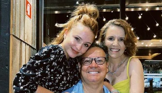 Larissa Manoela e seus pais.