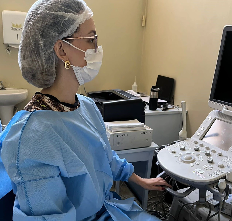 Profissional do CISLA realizando biópsia mamária