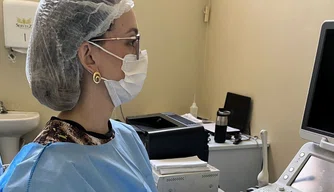 Profissional do CISLA realizando biópsia mamária