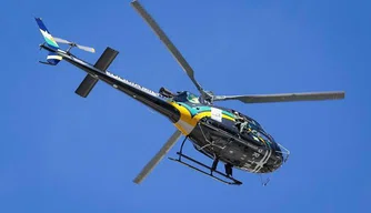Helicóptero da PM é enviado para combater queimadas em Canto do Buriti