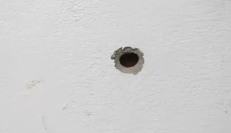 Um dos disparos atingiu a parede da casa
