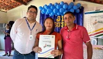 Interpi entrega títulos de terra para famílias de Colônia do Piauí