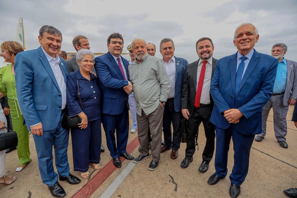 Presidente Lula é recepcionado por Rafael Fonteles e lideranças.