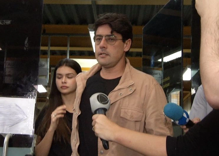 Ator Bruno De Luca presta depoimento em delegacia do Rio de Janeiro