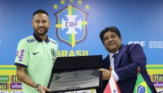 Neymar é homenageado após se tornar maior artilheiro da seleção