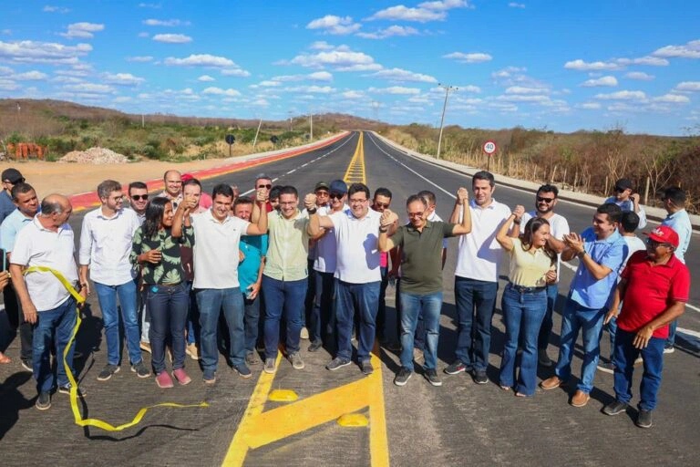 Rafael Fonteles inaugura aeródromo e estradas em Canto do Buriti