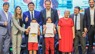Ministro Camilo Santana e Rafael assinam adesão do Piauí a programas do MEC.