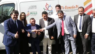 Rafael Fonteles entrega veículos para ações voltadas às pessoas com deficiência