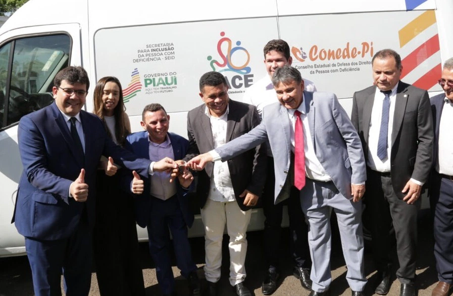 Rafael Fonteles entrega veículos para ações voltadas às pessoas com deficiência