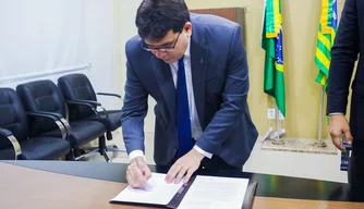 Rafael Fonteles sanciona lei que valoriza servidores e alunos do Piauí